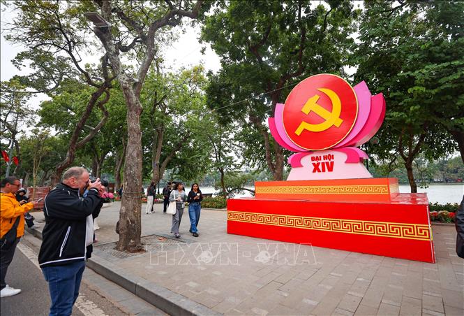 Cụm mô hình trang trí chào mừng Đại hội đại biểu toàn quốc lần thứ XIV của Đảng tạo điểm nhấn bên Hồ Hoàn Kiếm. Ảnh: Thanh Tùng - TTXVN 